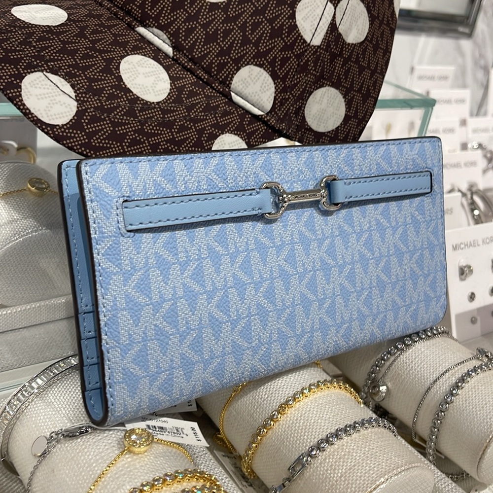 MICHAEL KORS Carson Large Signature Logo Bifold Wallet
Light Sky
NWT - Picture 11 of 16